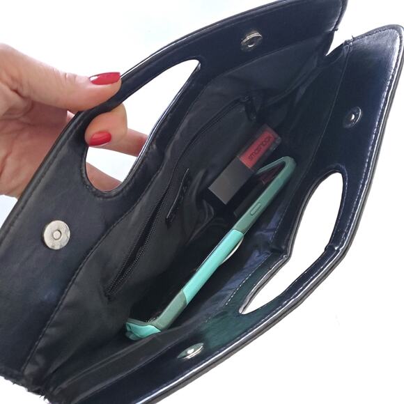 B. Bag | Shiny Black Crocodile Texture Clutch - Picture 2 of 6